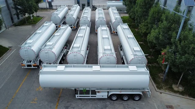 Gjysmërimorkio cisternë alumini 4-aksiale 45000L për karburant