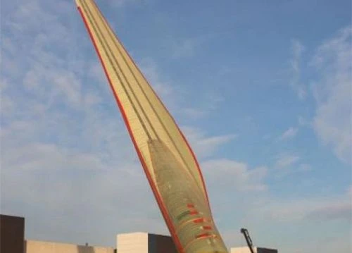 Wind-turbine blade raised on a transport fixture