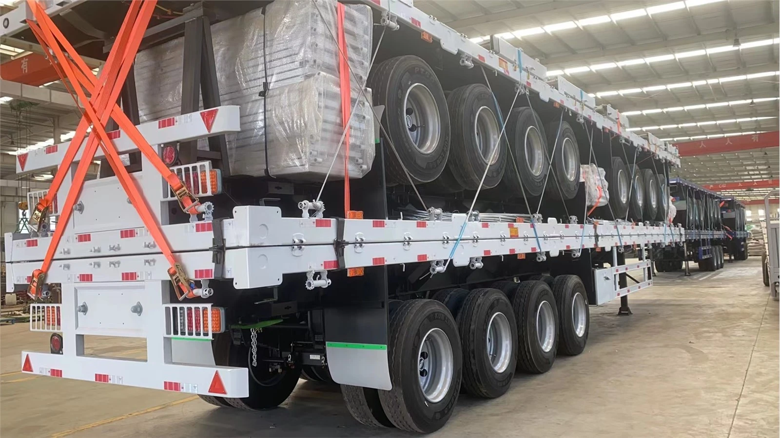Tri-axle Flatbed Trailer Tri-axle Flatbed Trailer