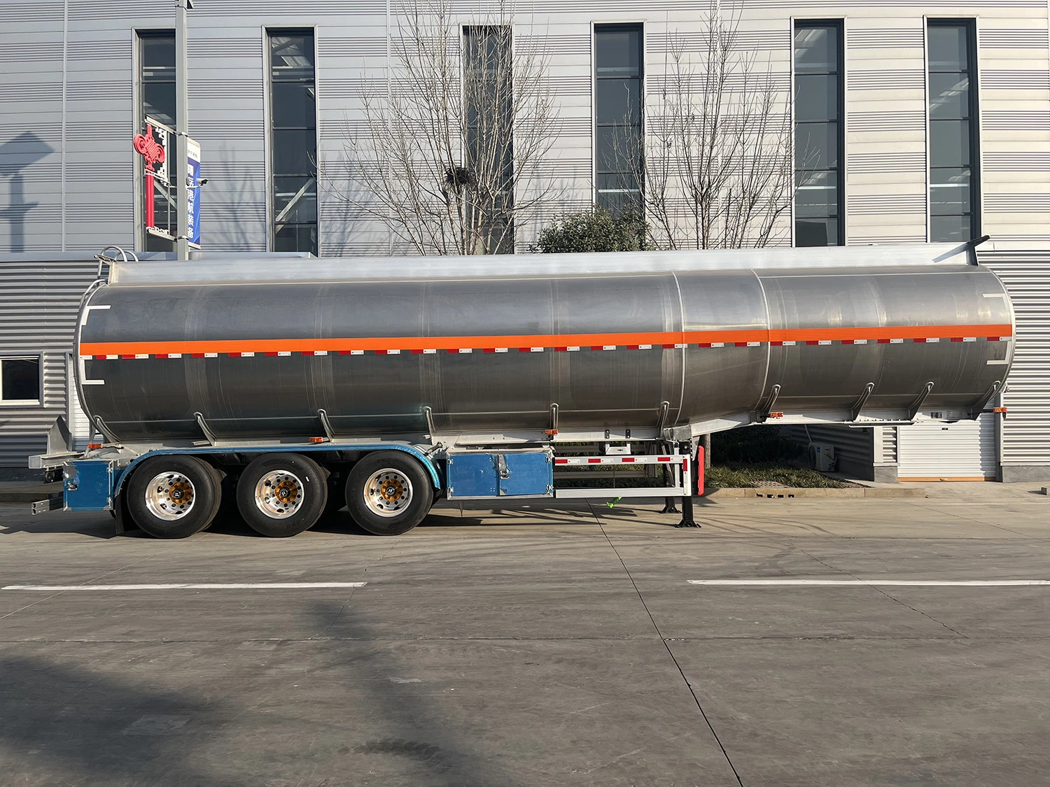 Semi-remorque citerne à carburant